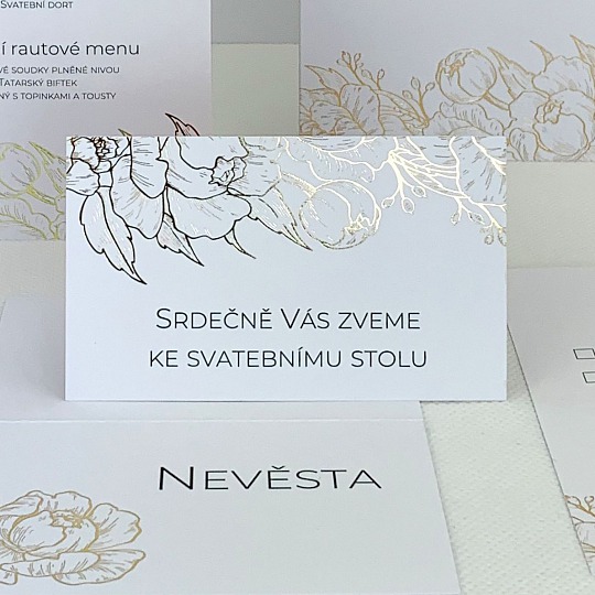 Svadobná menovka so zlatou razbou kvetín
