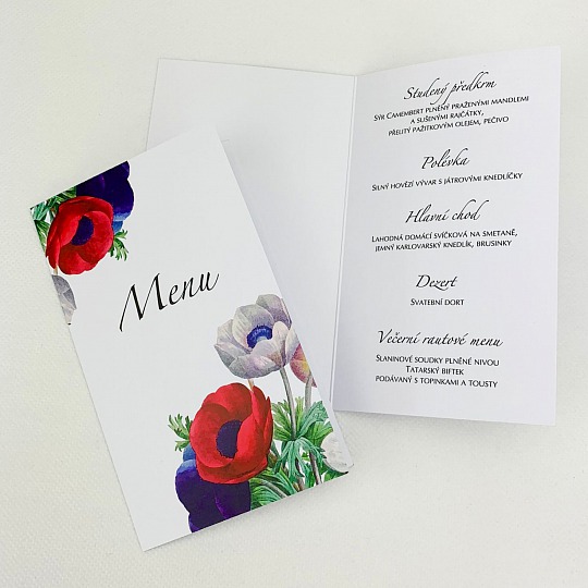 Svadobné menu s farebnými kvetmi sasaniek
